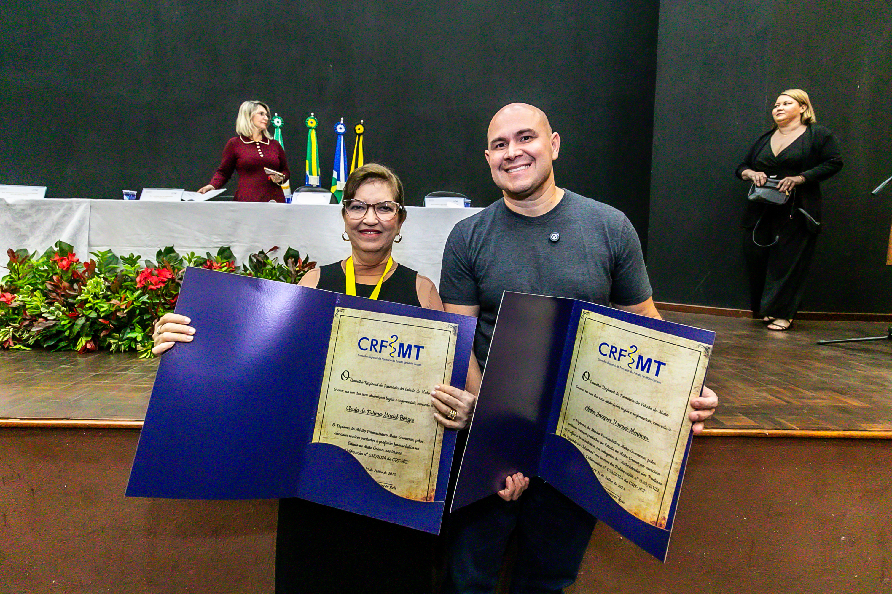 Prefeito de Cuiabá é homenageado com a Comenda do Mérito Farmacêutico pelo CRF-MT
