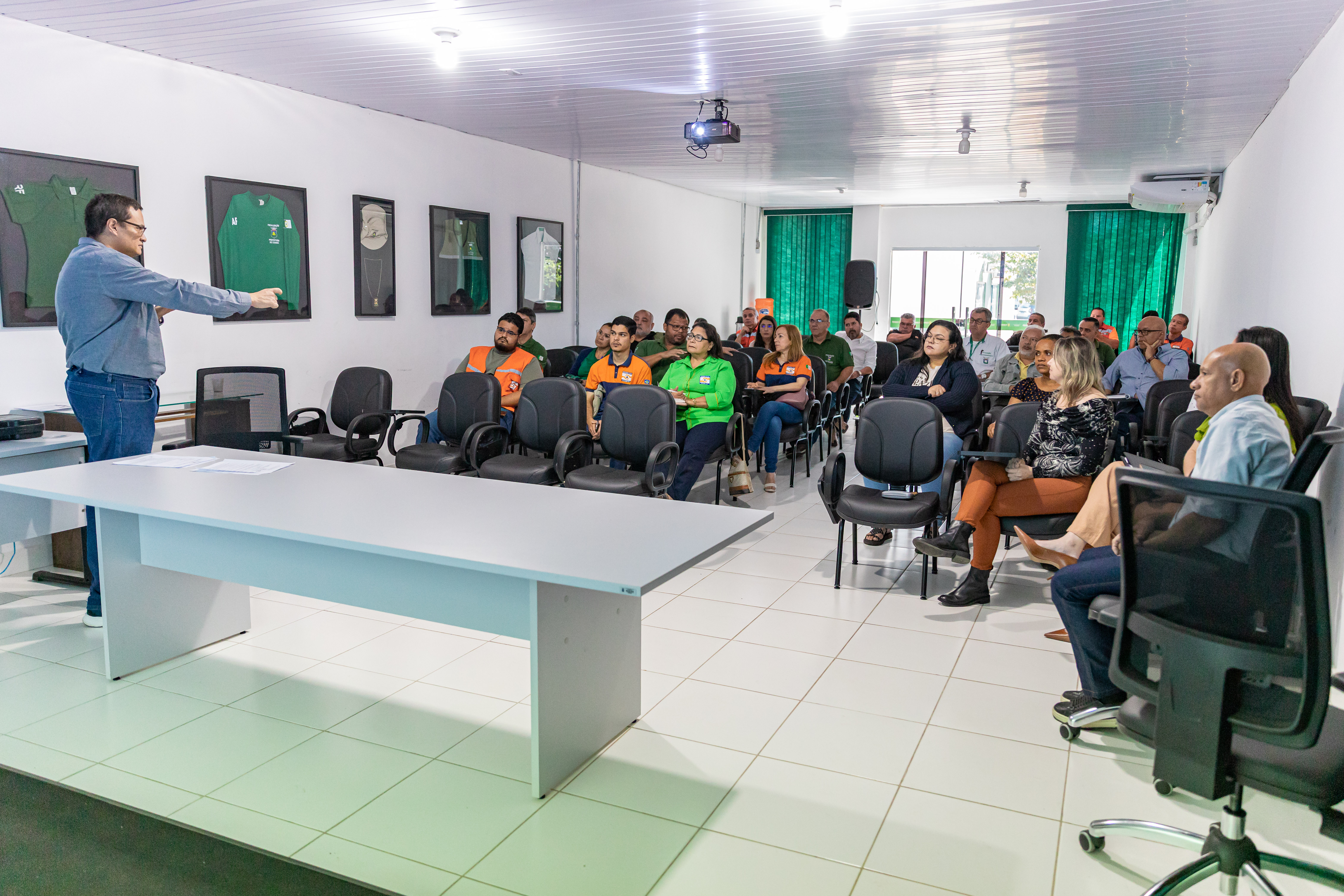 Prefeitura de Cuiabá promove capacitação técnica para intensificar fiscalização de queimadas urbanas