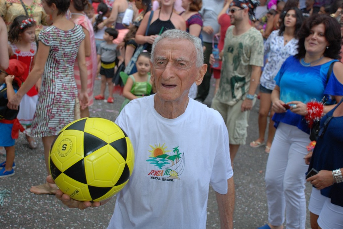 “Vovô das Embaixadas”, ícone do Maracanã, morre aos 98 anos de idade
