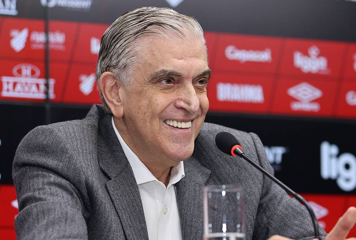Após polêmica de “pacto”, Petraglia convoca padre em CT do Athletico