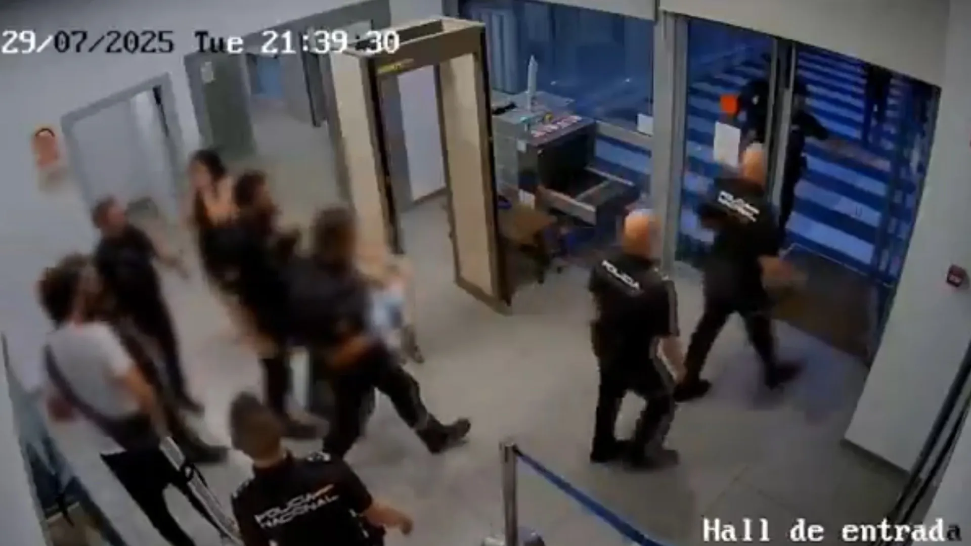 Agentes salvam vida de bebê na Espanha e vídeo viraliza: "Parou de mexer"