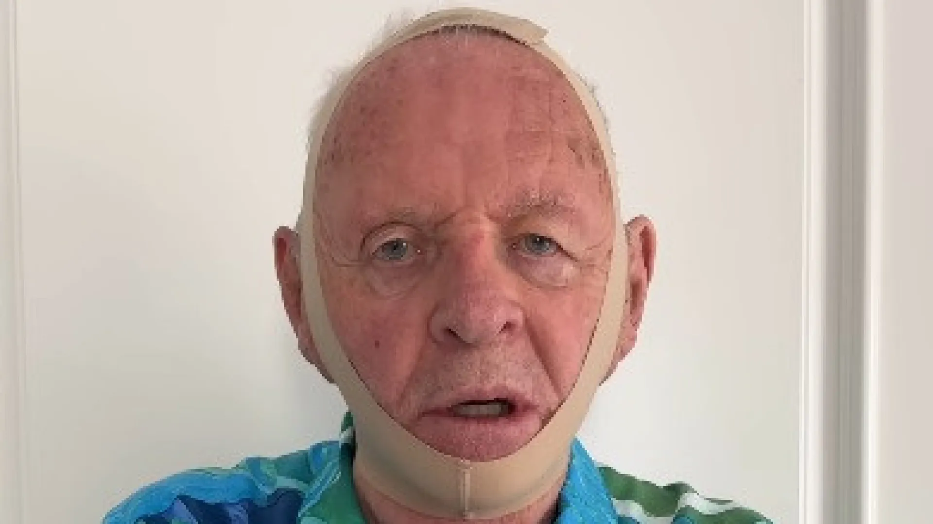 Anthony Hopkins faz publicidade inusitada de modelador de Kim Kardashian