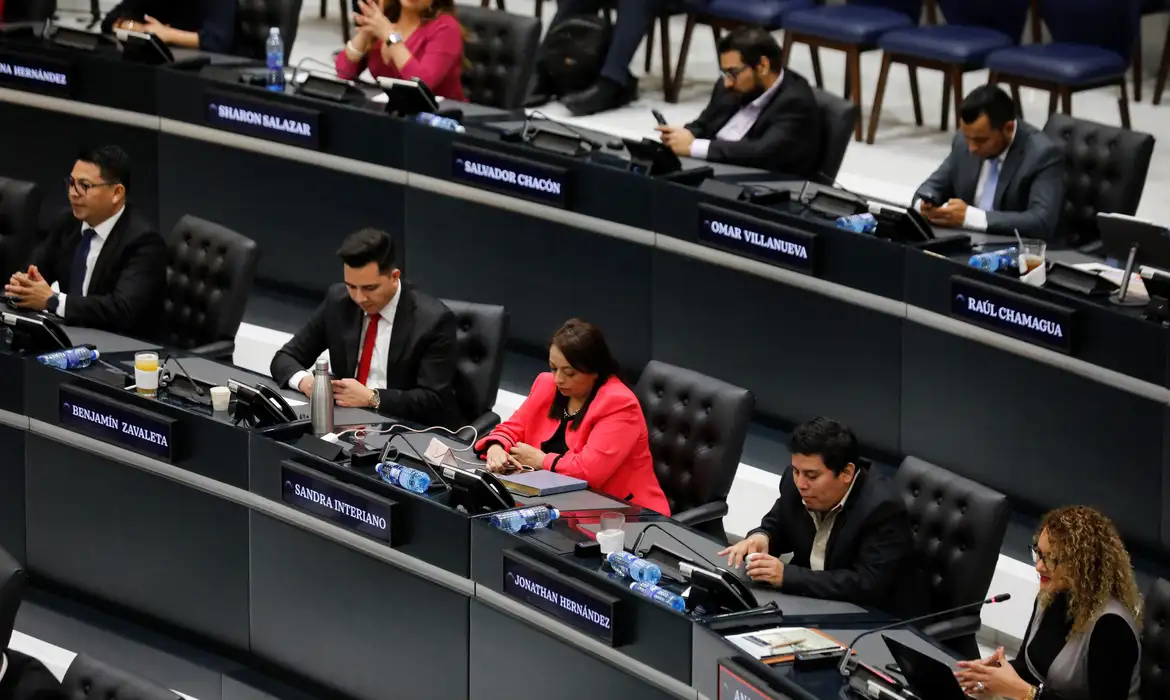 El Salvador retira limite de mandato presidencial, favorecendo Bukele