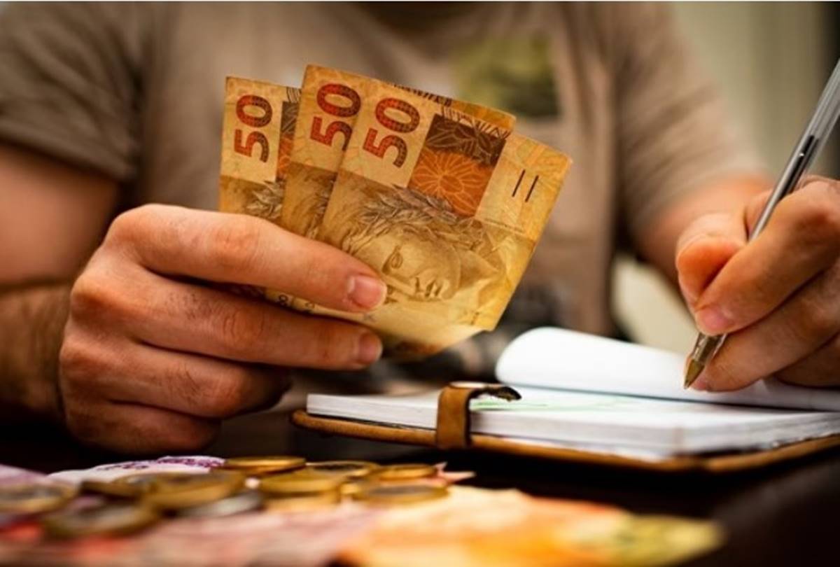 Veja qual é o 5ª dia útil de agosto, limite para salário cair na conta
