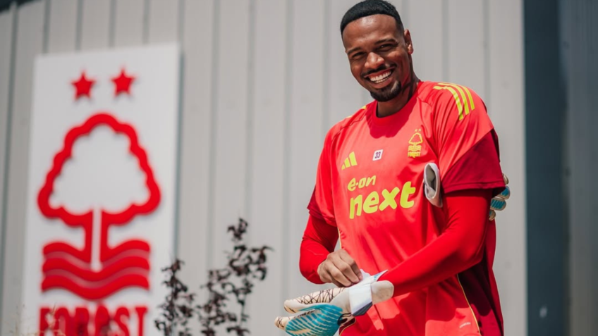 Goleiro vendido por R$ 23,5 mi faz 3 jogos e entra na lista de dispensa