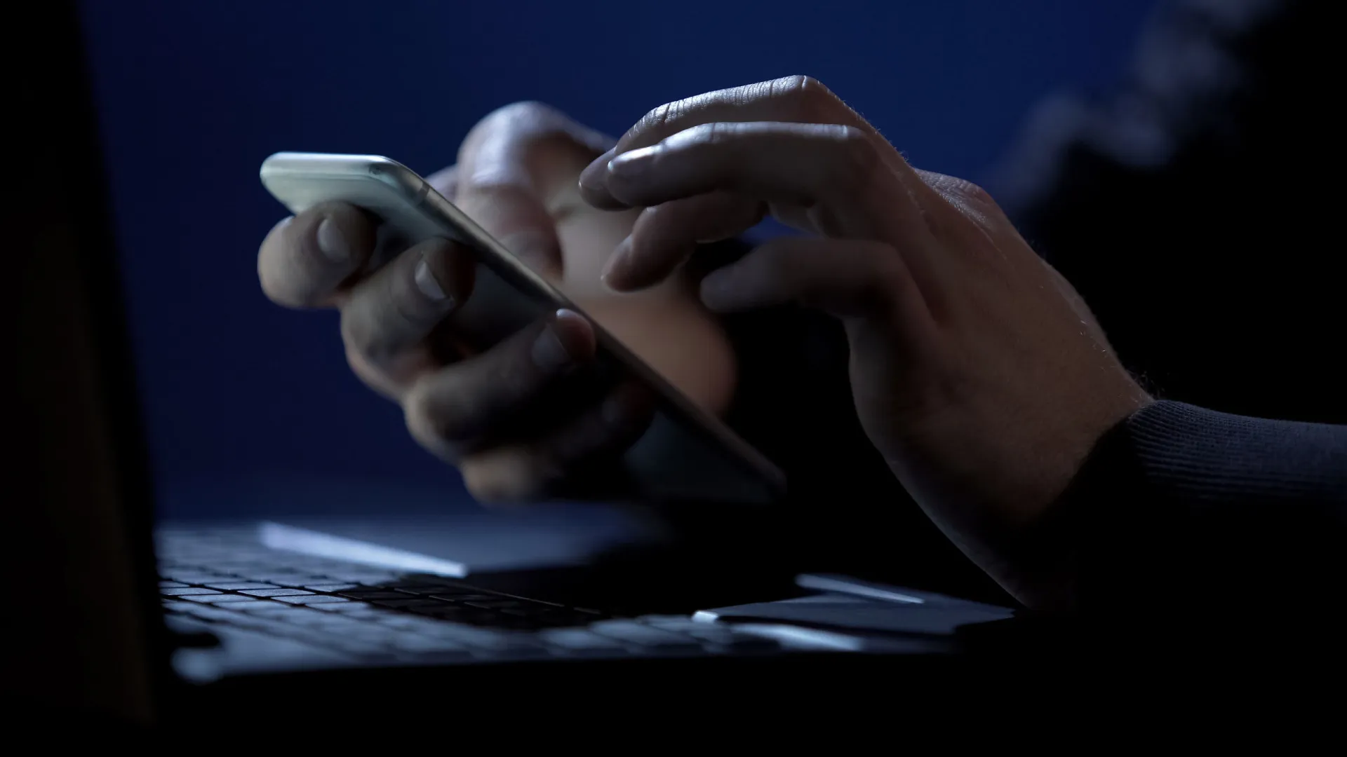 Mulheres que tiveram vídeos vazados em grupos de forró relatam medo