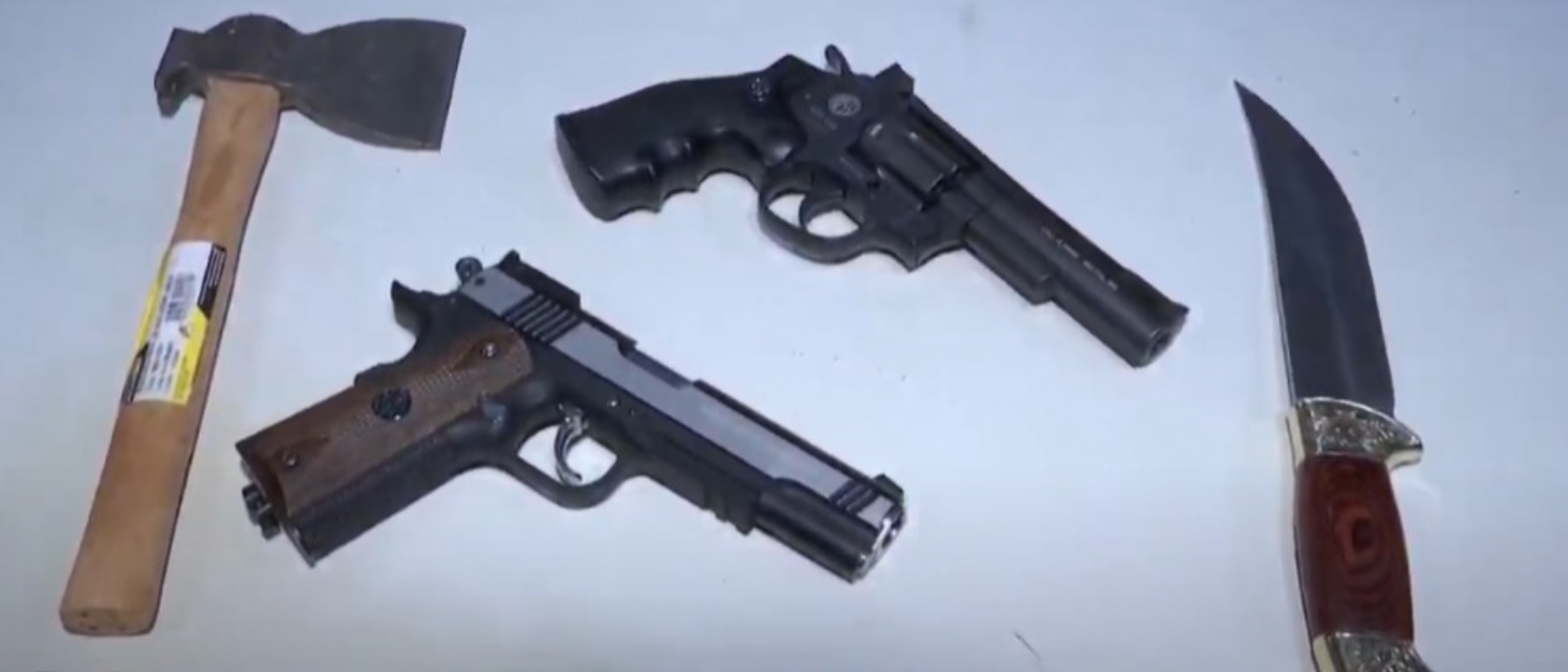 Dois homens são presos em flagrante com simulacros de armas de fogo, faca e machadinha