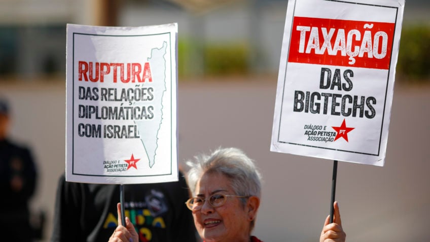 Manifestantes protestam contra tarifaço dos EUA em Brasília