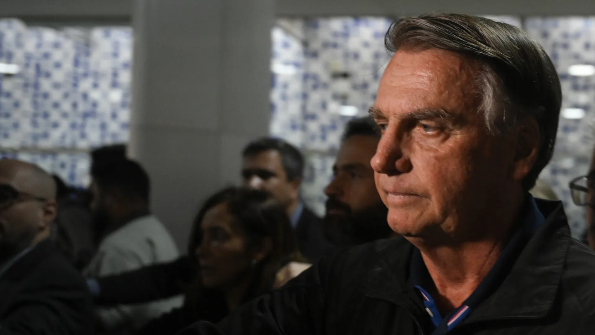 Maioria aprova tornozeleira em Bolsonaro e acha que ele pretendia sair do Brasil