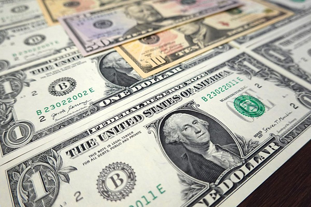 Dólar recua com tombaço do emprego nos EUA e repique do tarifaço