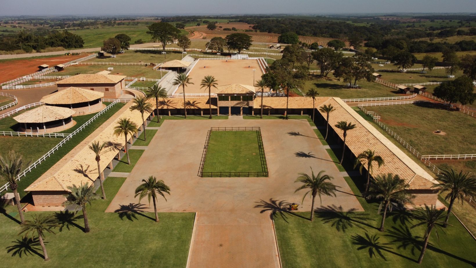 Empresa destaca-se na construção de estruturas para haras e fazendas; fotos