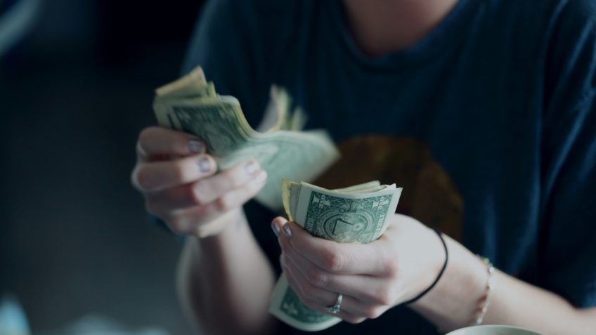 Dólar atinge R$ 5,545 e fecha semana em queda com tarifaço