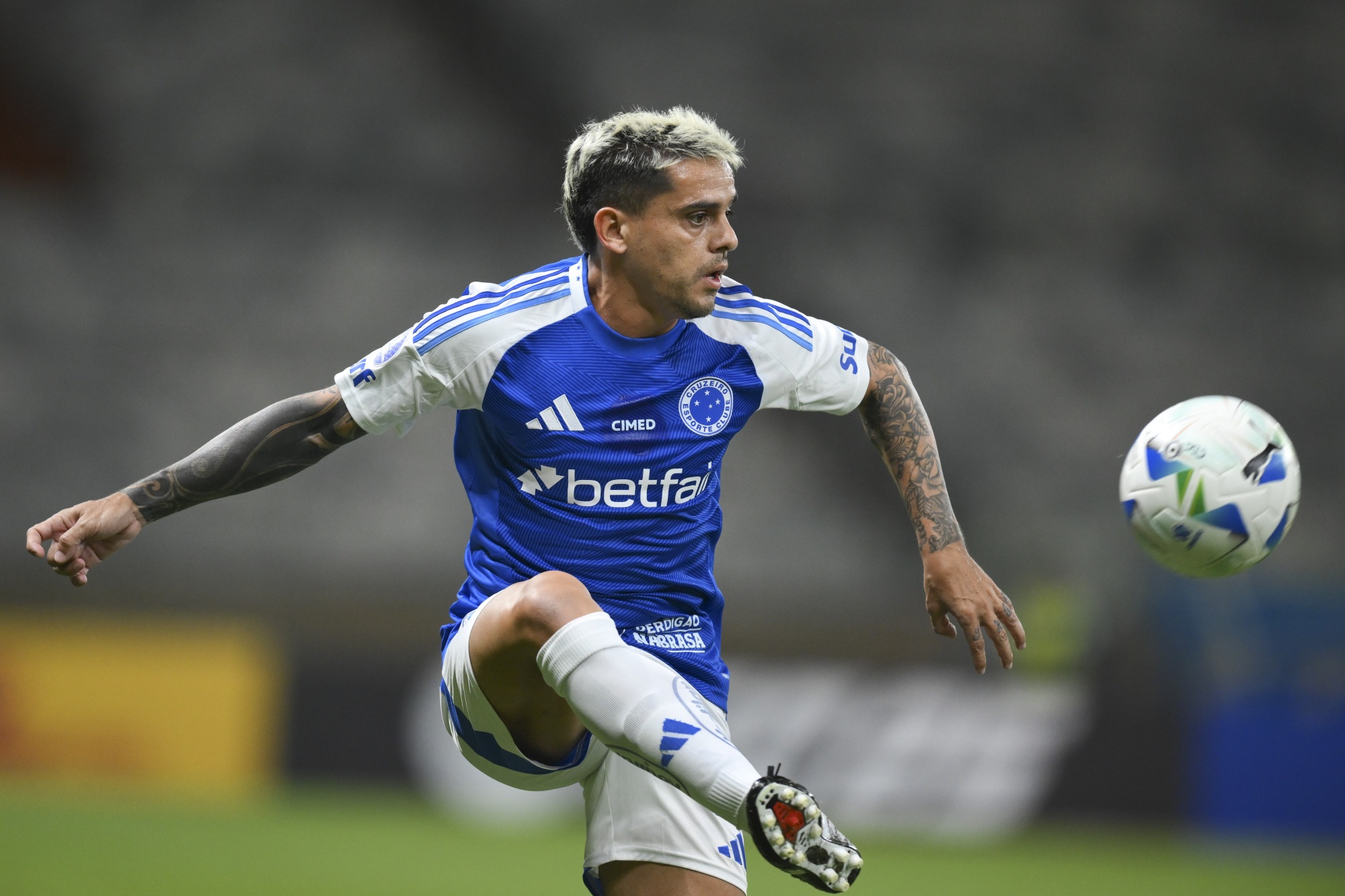 Cruzeiro confirma lesão de Fagner após lance com Pottker. Confira