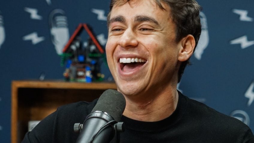 Nikolas ironiza sanção a Moraes: "Posso usar cartão e pente"