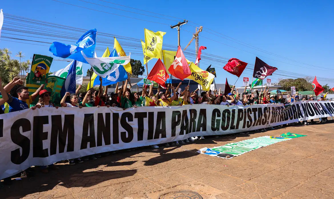Em ato pró-soberania, manifestantes queimam bandeira e boneco de Trump