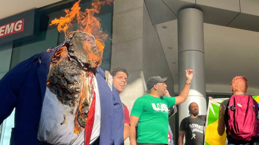 Manifestantes queimam bonecos de Trump em frente a consulados