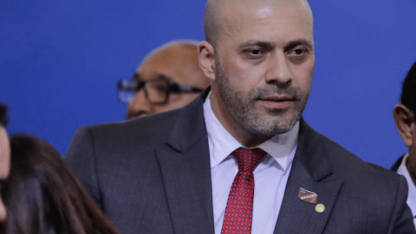 Daniel Silveira mostra perna roxa e volta a pedir prisão domiciliar