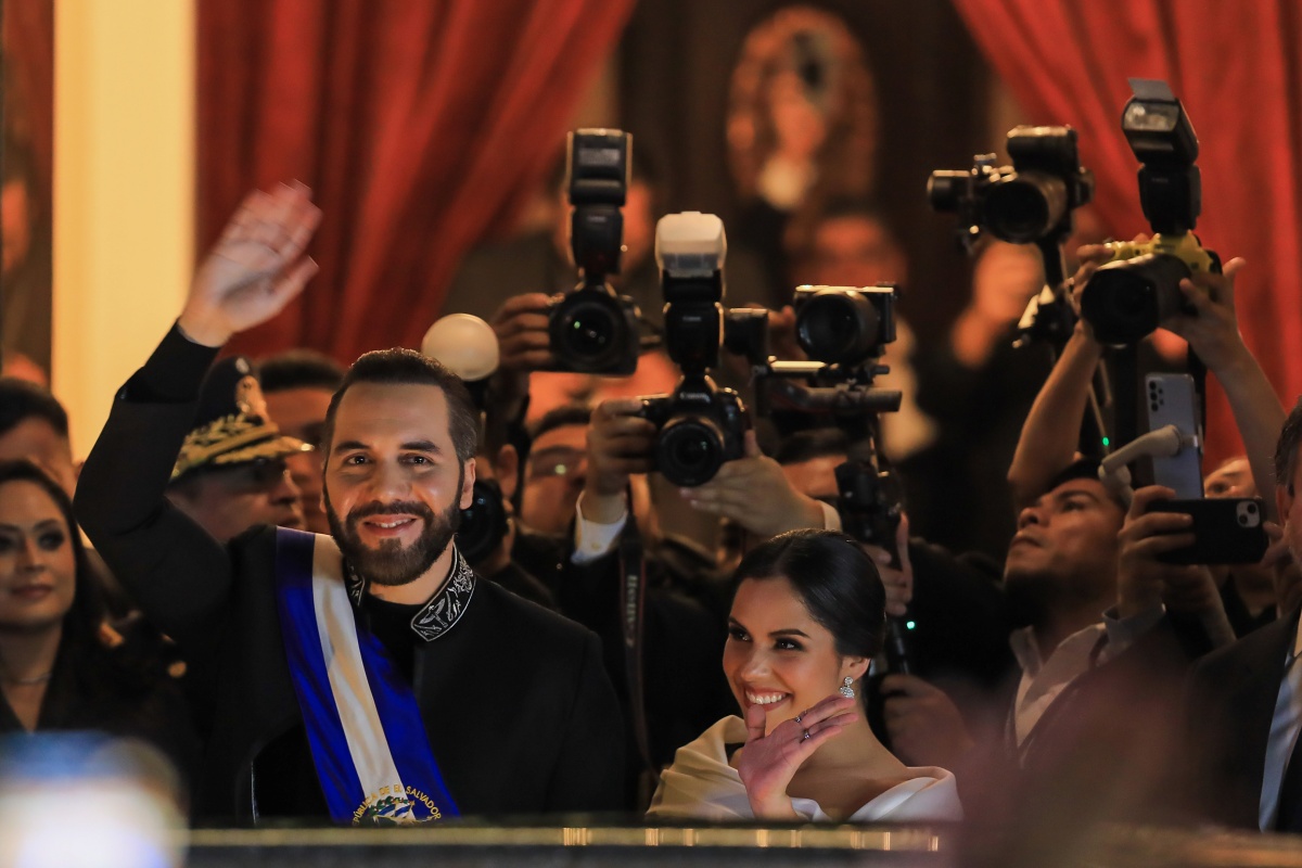 Bukele está seguindo o mesmo caminho de Hugo Chávez, diz ONG