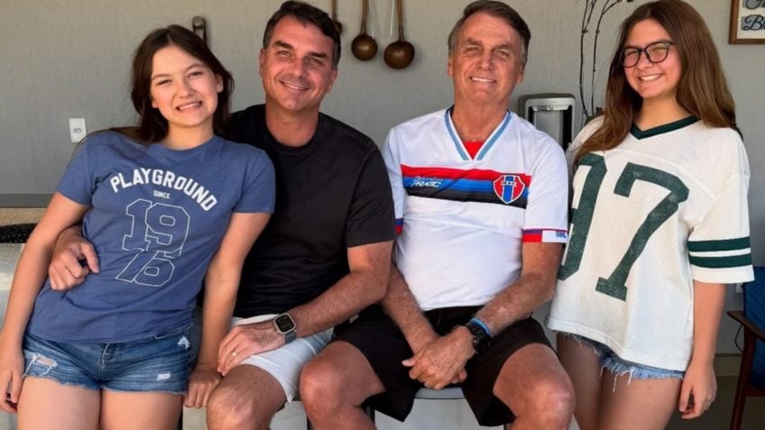 Flávio Bolsonaro visita o pai em prisão domiciliar