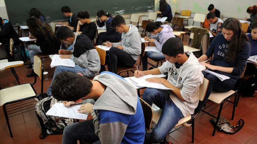 Mais de 300 mil crianças voltaram à escola em 8 anos, diz Unicef