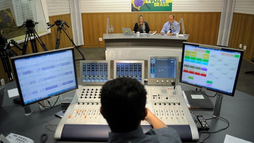 Voz do Brasil: Congresso homenageia programa em sessão solene