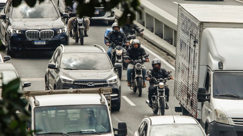 Projeto quer recolocar município e Estado nas placas dos carros