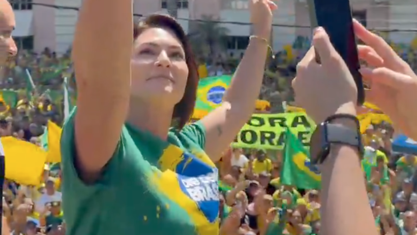 Michelle Bolsonaro participa de ato bolsonarista em Belém