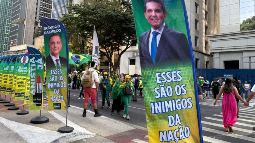 Motta é retratado como "inimigo da nação" em ato bolsonarista