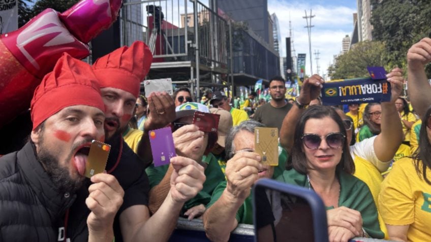 Bolsonaristas mostram cartões Mastercard para provocar Moraes