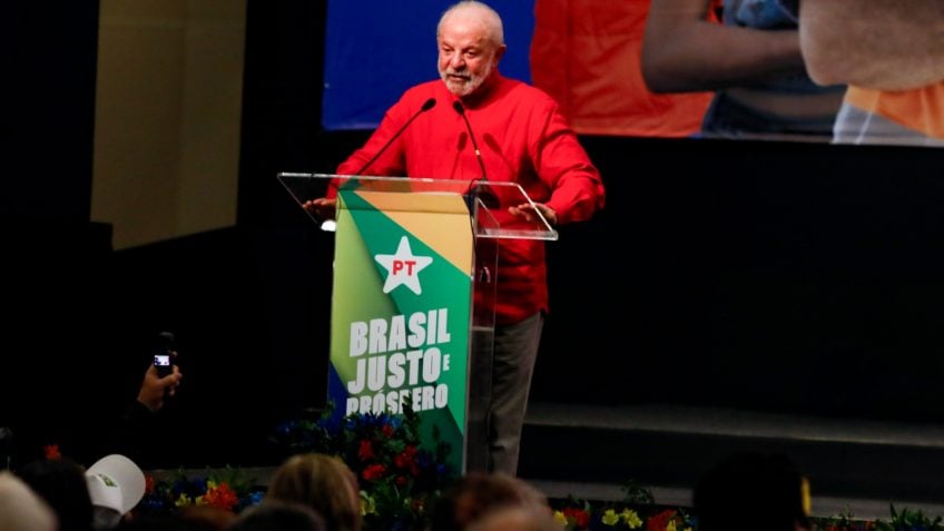 Quem trabalha no governo tem que pagar o PT, diz Lula