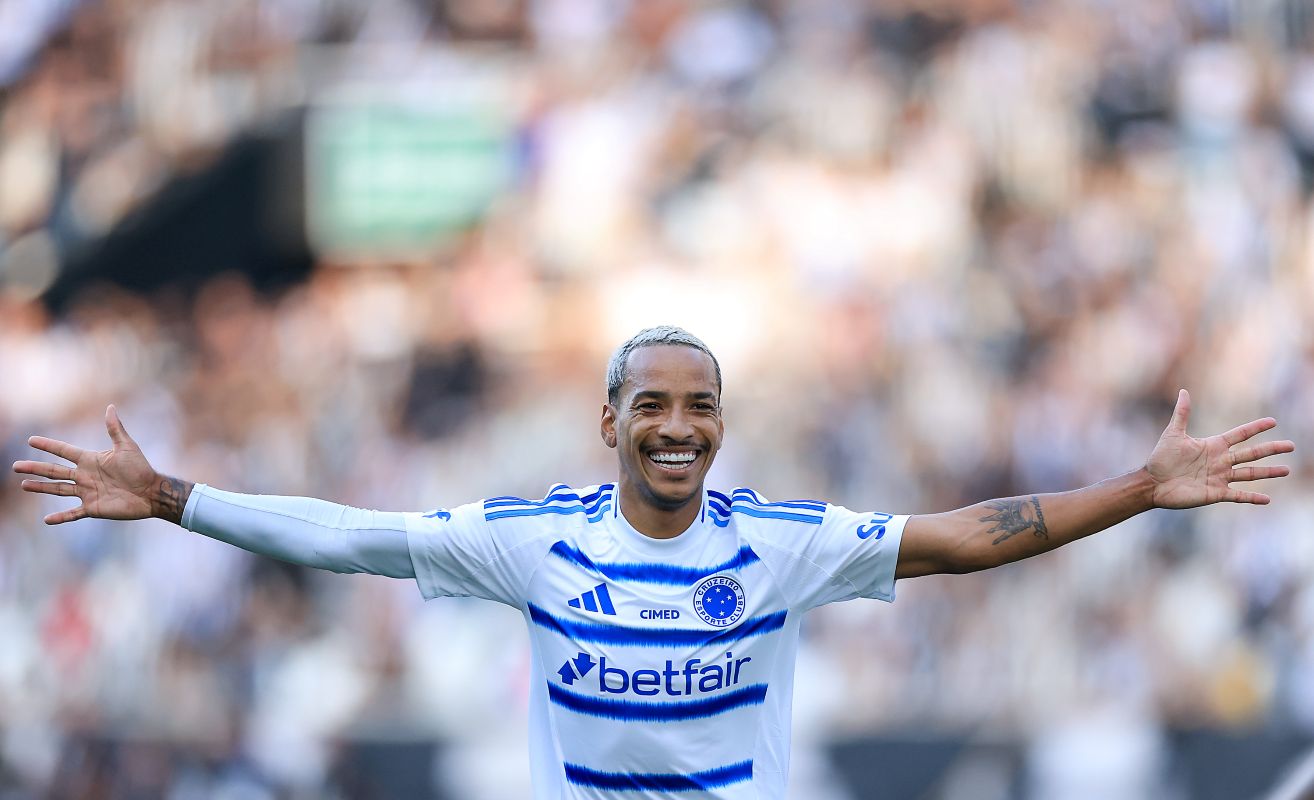 Cássio brilha, Cruzeiro vence Botafogo e retoma liderança