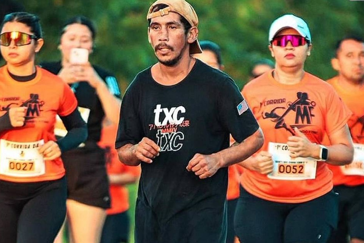 Após correr bêbado e de chinelos, homem treina sóbrio e de tênis