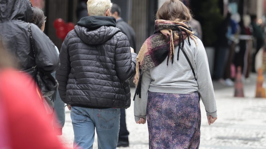 Frente fria leva chuva e temperaturas mais baixas a São Paulo