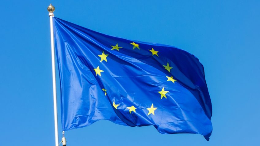 Tarifas: Comissão Europeia suspende taxas retaliatórias aos EUA