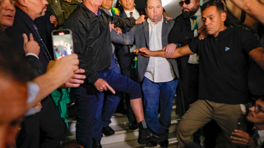 Vídeo com Bolsonaro de tornozeleira vira meme ao som de hit do TikTok