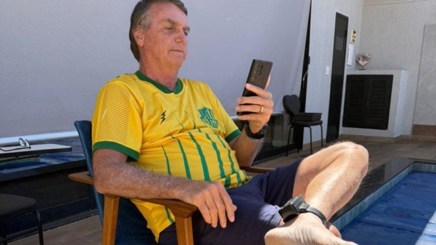 Moraes manda apreender telefone celular de Bolsonaro