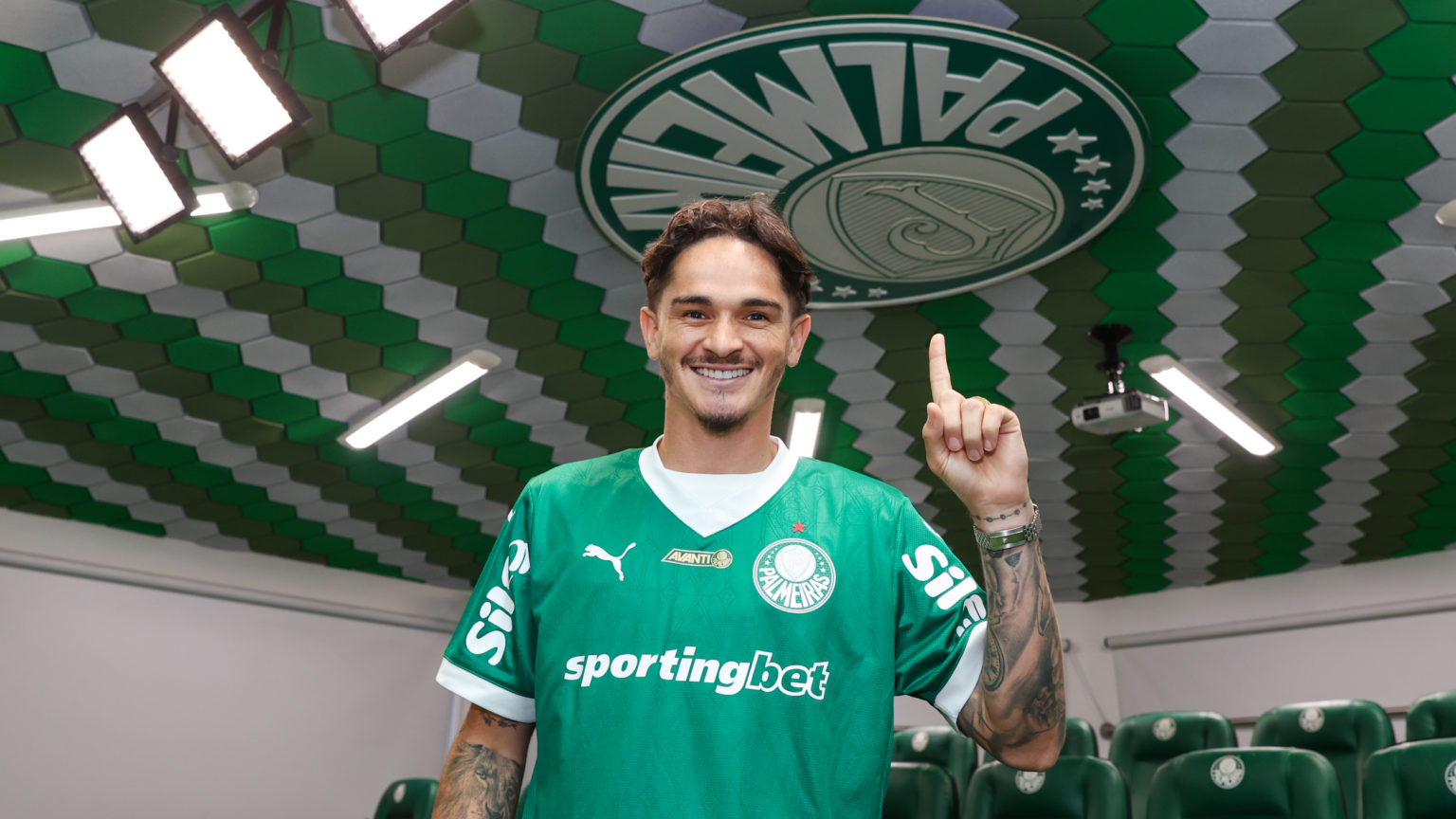 Palmeiras anuncia lateral-direito como novo reforço para temporada