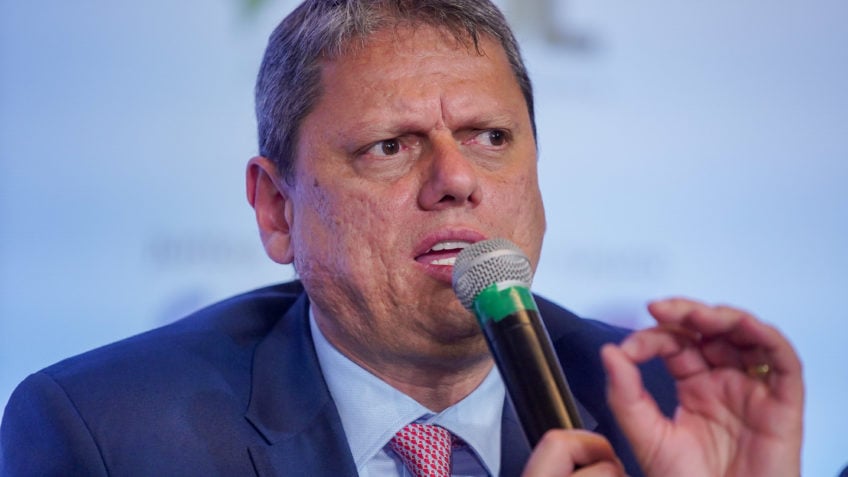 Vale acabar com a democracia a pretexto de salvá-la, diz Tarcísio