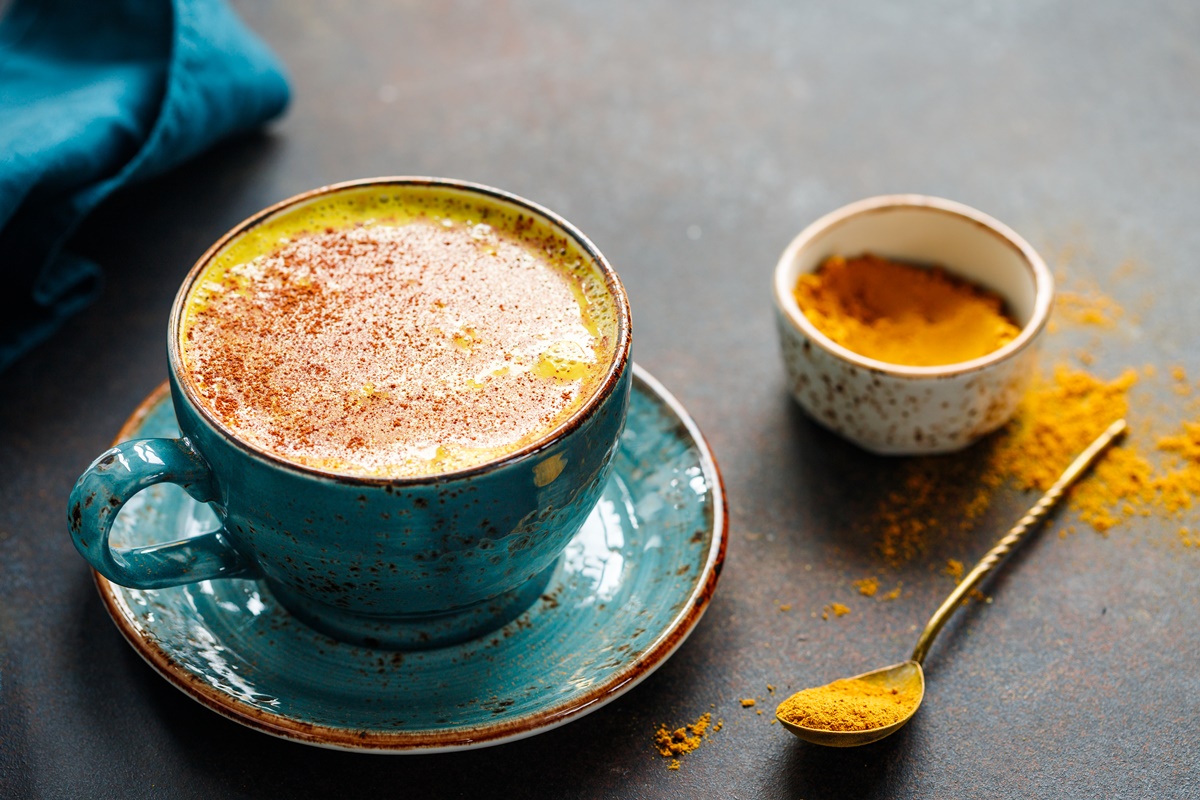 Café com cúrcuma melhora a imunidade, dá foco e energia. Saiba fazer