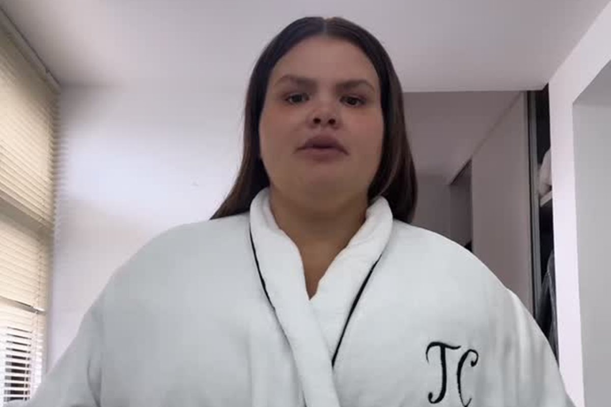 Thais Carla usa cinta para conter excesso de pele após emagrecer 50 kg