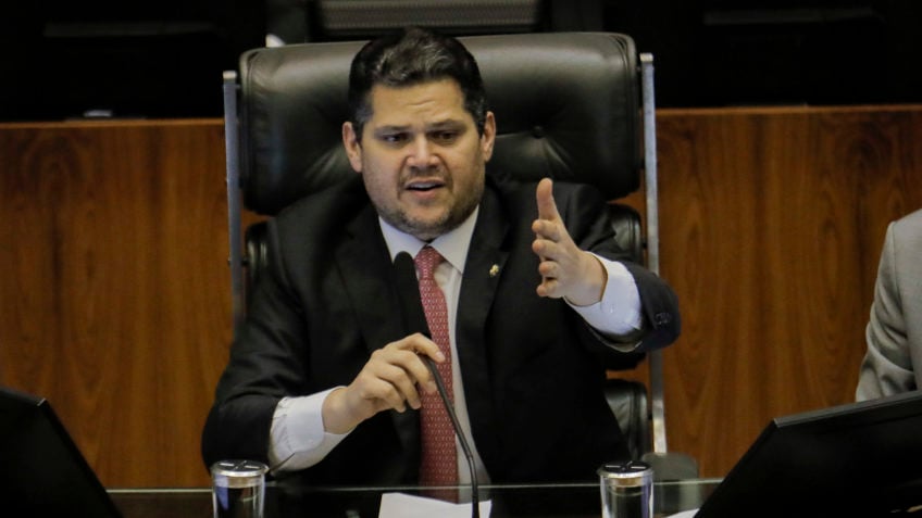 Alcolumbre tenta debelar obstrução e chama reunião de líderes