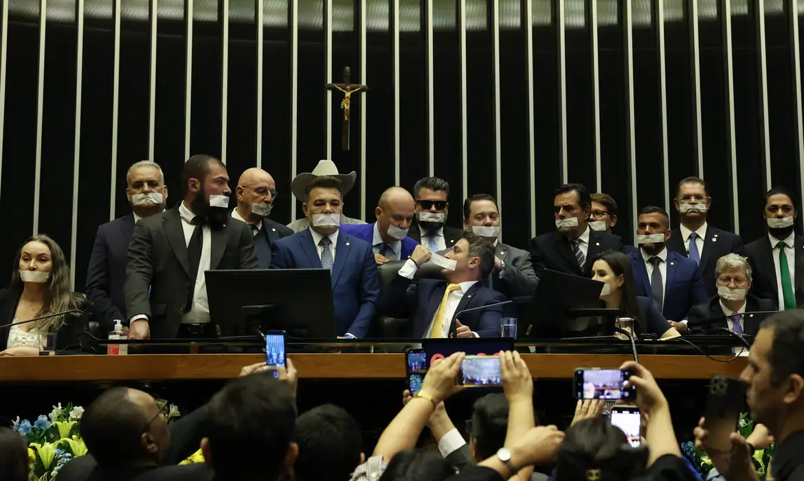 Câmara: base do governo chama ocupação do plenário de "chantagem"