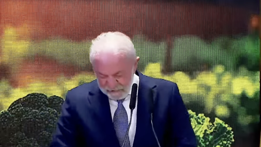 Lula chora ao contar que passava fome quando trabalhava em fábrica