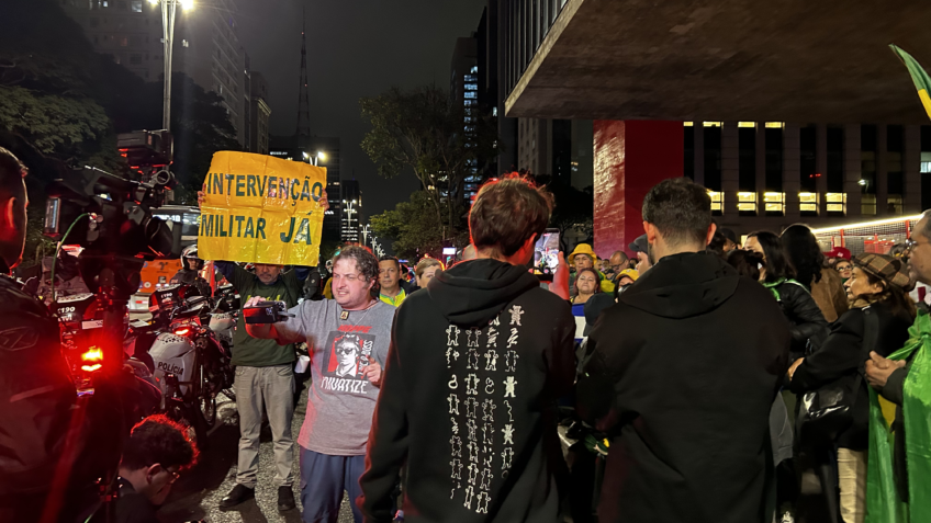 Motocarreata bolsonarista reúne 70 pessoas na avenida Paulista