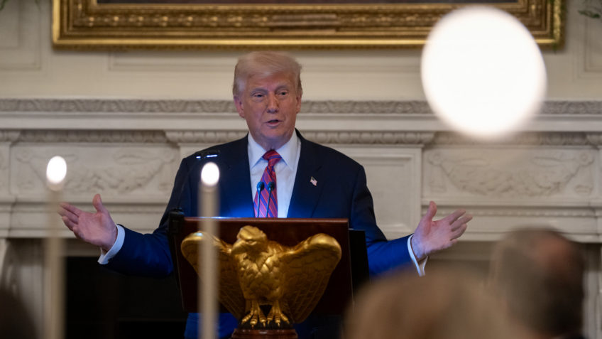 Trump promete medida contra bancos que “discriminam” seus apoiadores
