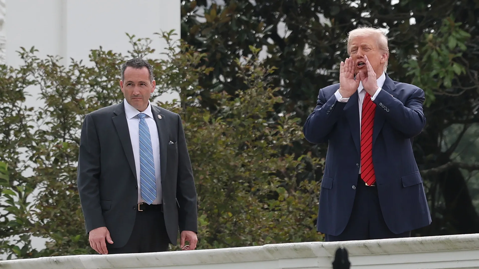 Trump é flagrado no telhado da Casa Branca e grita: "Mísseis nucleares"?