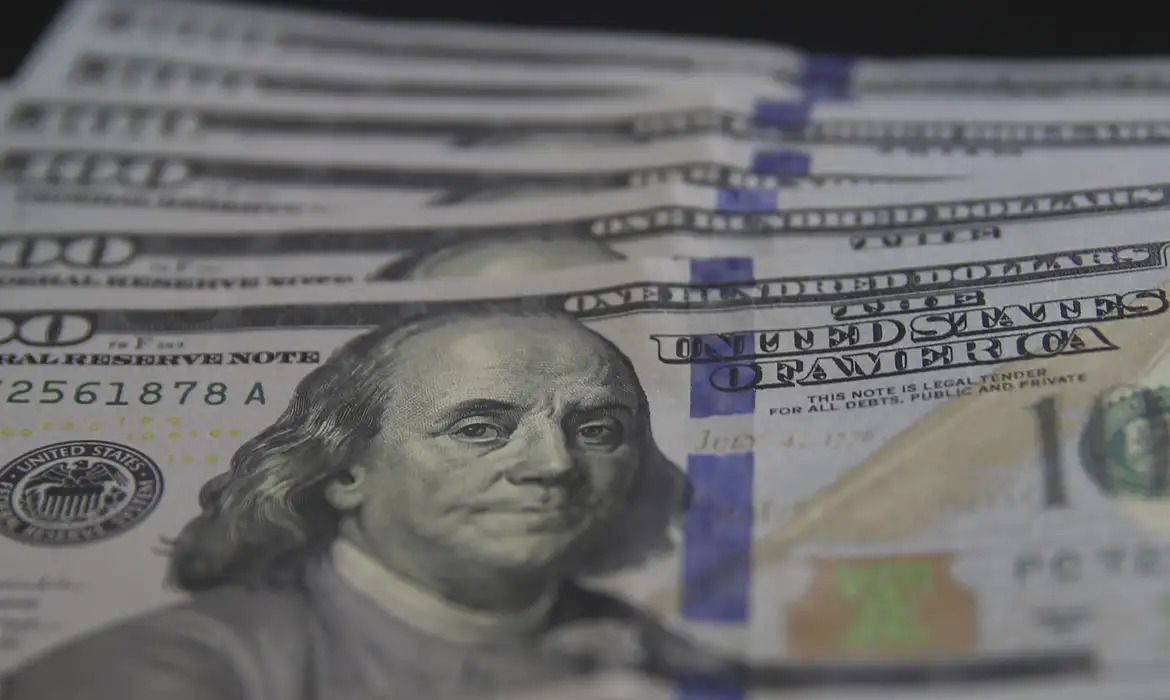 Dólar fica estável após prisão domiciliar de Bolsonaro e ata do Copom