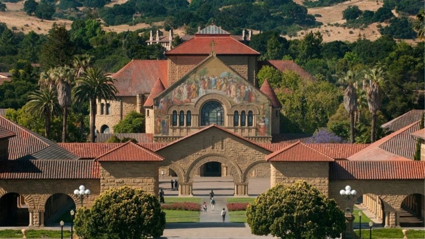 Universidade Stanford demite mais de 360 funcionários