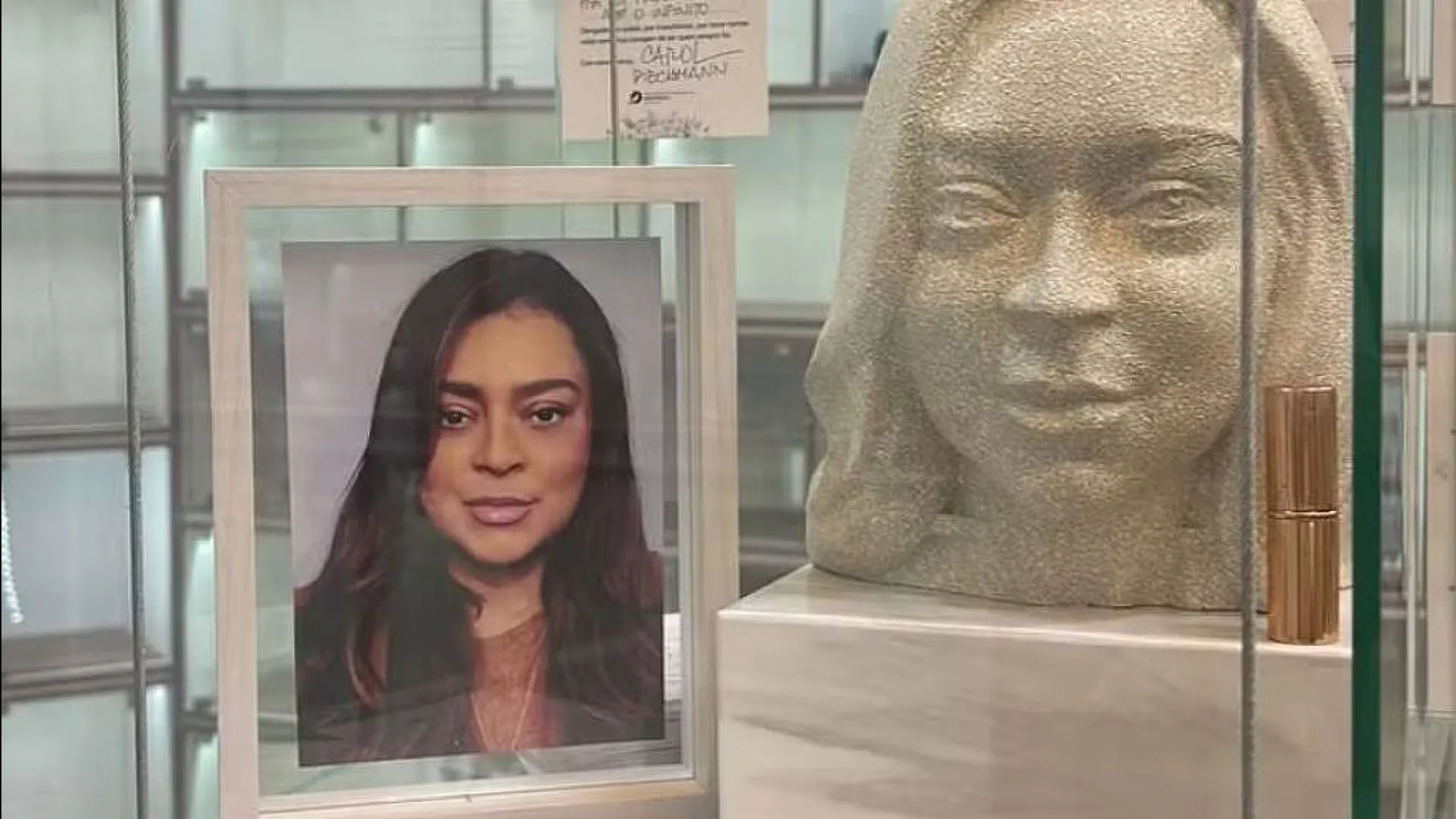 Preta Gil ganha busto realista em cemitério no Rio