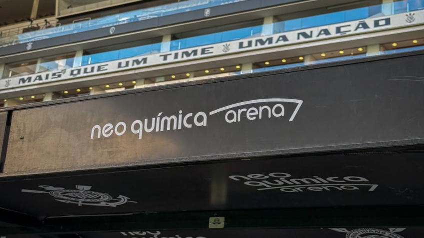 Corinthians negocia com empresas para trocar naming rights da arena